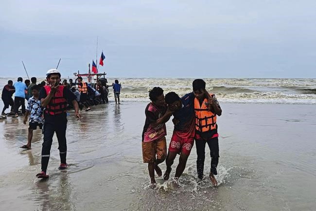 Freak storm in Thailand capsizes fishing boats, killing 3 | iNFOnews.ca