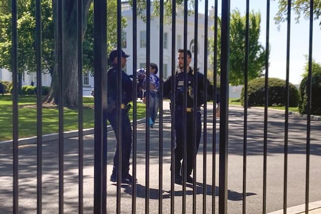 Littlest intruder: Toddler crawls through White House fence | iNFOnews.ca Littlest intruder: Toddler crawls through White House fence | iNFOnews.ca