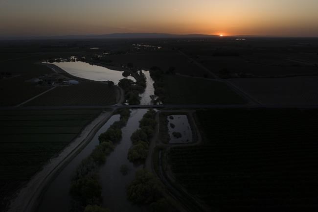 As epic snow melts, a California community braces for floods | iNFOnews.ca