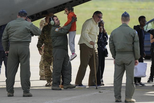 Sudanese crowd at borders to escape amid shaky truce | iNFOnews.ca