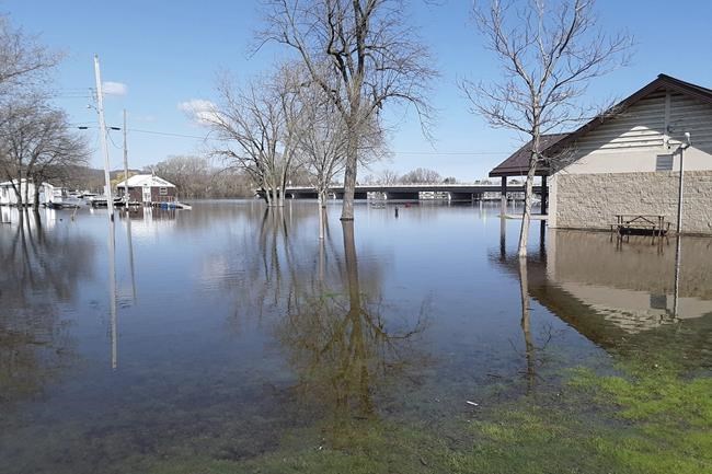 Mississippi River flooding prompts evacuations, sandbagging | iNFOnews.ca