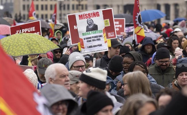 Federal public service strike drags on but no suggestion back-to-work law is coming | iNFOnews.ca