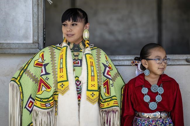 Largest powwow draws Indigenous dancers to New Mexico | iNFOnews.ca Largest powwow draws Indigenous dancers to New Mexico | iNFOnews.ca