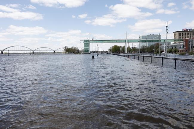 Flood concerns rise as Mississippi River crests in Iowa city | iNFOnews.ca