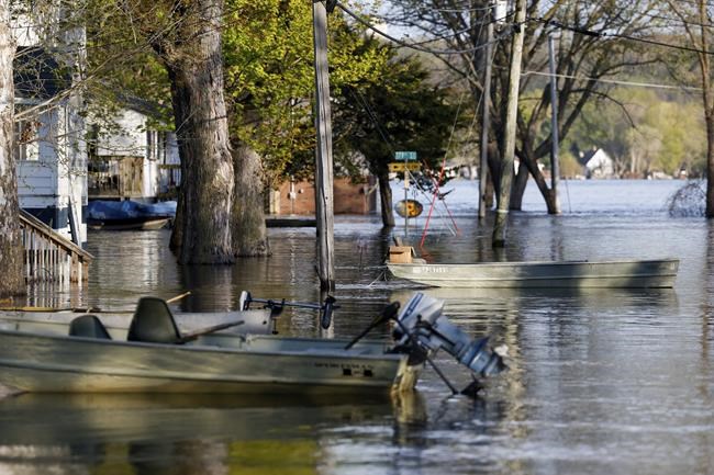 Mississippi River waters keep rising in Iowa and Illinois | iNFOnews.ca