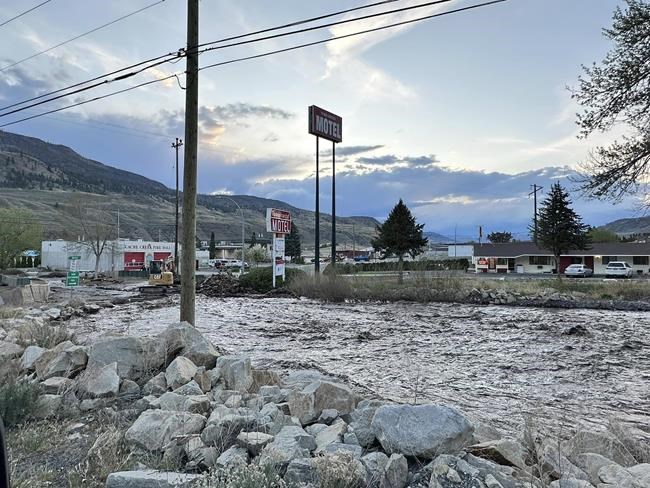 B.C.'s Cache Creek becomes raging river as floodwaters rise: mayor | iNFOnews.ca