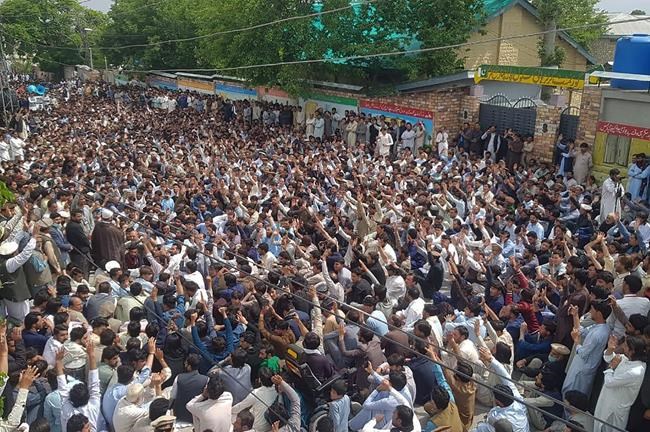 Mourners attend funerals of 7 Shiite teachers in NW Pakistan | iNFOnews.ca
