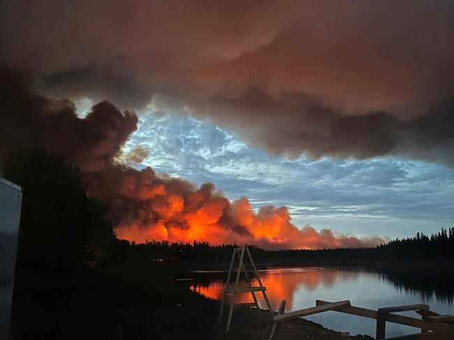 K'atl'odeeche First Nation, Hay River, N.W.T., order evacuations as wildfire spreads | iNFOnews.ca K'atl'odeeche First Nation, Hay River, N.W.T., order evacuations as wildfire spreads | iNFOnews.ca