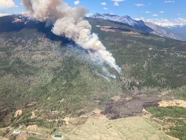 Fort St. John, B.C., tells all 21,000 residents to prepare to evacuate as fire nears | iNFOnews.ca Fort St. John, B.C., tells all 21,000 residents to prepare to evacuate as fire nears | iNFOnews.ca