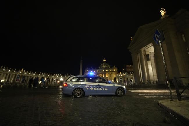 Car rushes Vatican gate, is fired on by gendarmes; driver apprehended after reaching courtyard | iNFOnews.ca