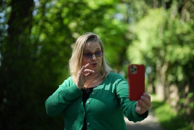 Mobile carriers urged to improve accessible phone plans for deaf and blind Canadians | iNFOnews.ca