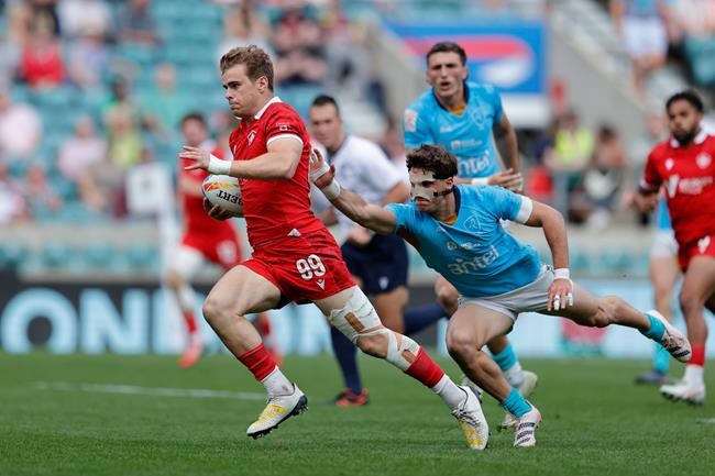 Canadian rugby sevens men score late win to keep World Series hopes alive | iNFOnews.ca