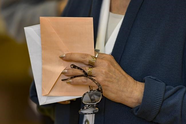 Spain swings right in local and regional elections | iNFOnews.ca