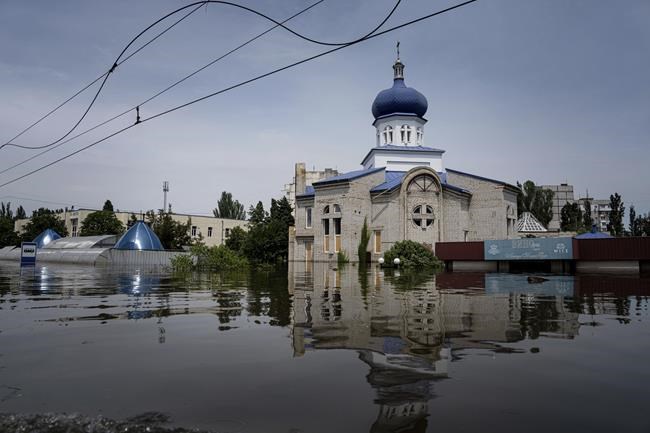 Families scramble for food and dry places to sleep after a dam collapses in Russian-occupied Ukraine | iNFOnews.ca Families scramble for food and dry places to sleep after a dam collapses in Russian-occupied Ukraine | iNFOnews.ca