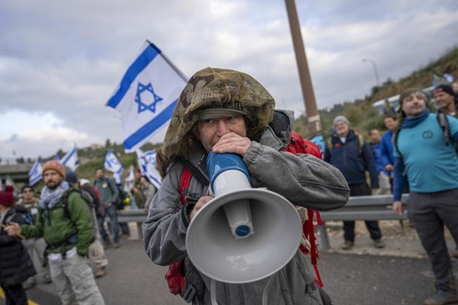 Dozens of Israeli air force vets threaten not to serve after Netanyahu resumes judicial overhaul | iNFOnews.ca