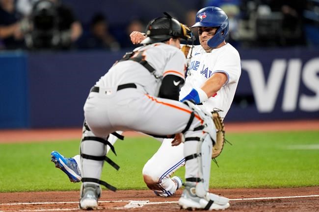 Blue Jays score five runs in first inning and roll to 6-1 victory over Giants | iNFOnews.ca