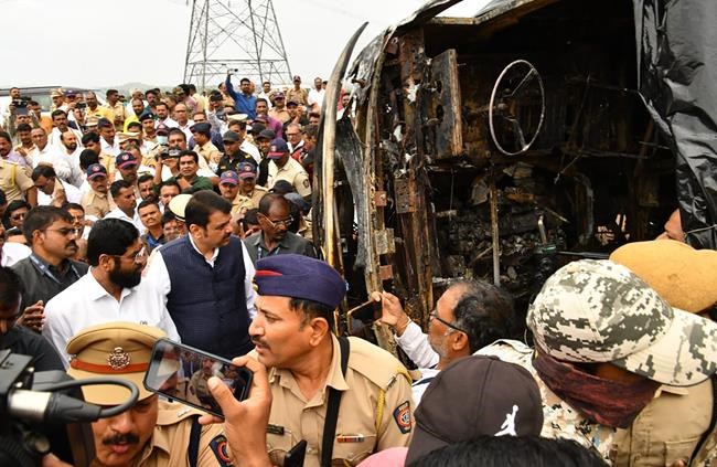 25 dead after bus crashes and catches fire in western India | iNFOnews.ca