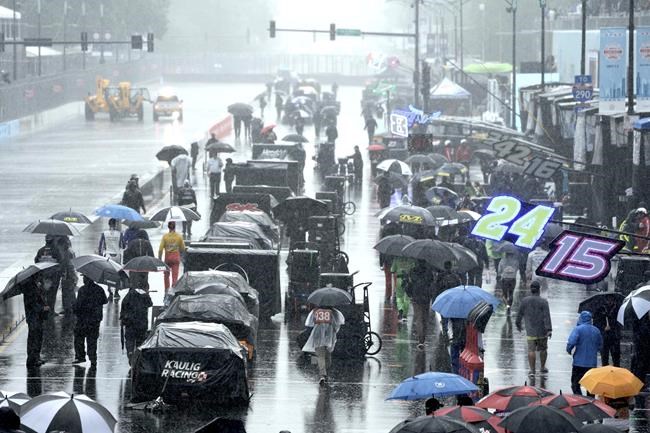 Heavy rains flood Chicago roads and force NASCAR to cut short a downtown street race | iNFOnews.ca