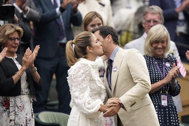 Roger Federer receives a lengthy standing ovation at Wimbledon from fans. And from Princess Kate | iNFOnews.ca Roger Federer receives a lengthy standing ovation at Wimbledon from fans. And from Princess Kate | iNFOnews.ca