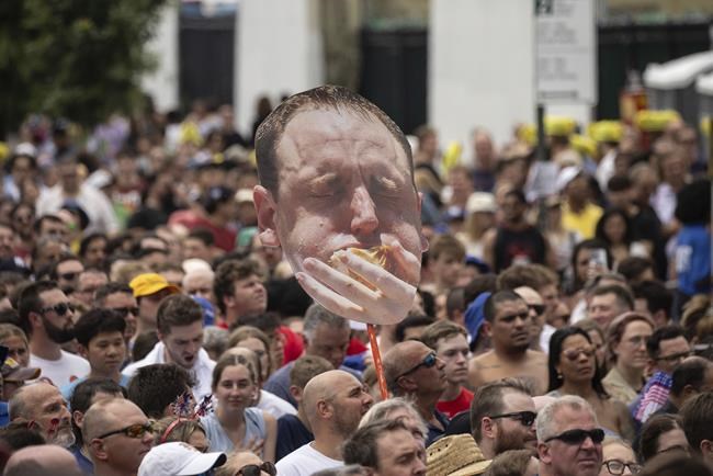 Joey Chestnut shakes off rain delay and defends title at Nathan's Fourth of July hot dog contest | iNFOnews.ca Joey Chestnut shakes off rain delay and defends title at Nathan's Fourth of July hot dog contest | iNFOnews.ca