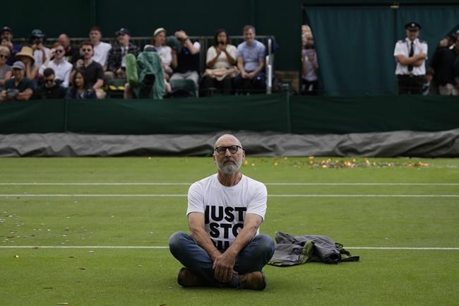 3 protesters arrested at Wimbledon after interrupting matches by throwing confetti on court | iNFOnews.ca