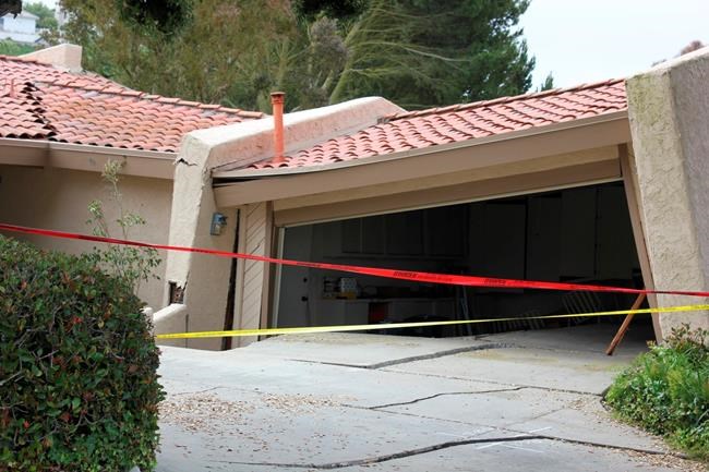 Landslide tears apart luxury homes on Southern California's Palos Verdes Peninsula | iNFOnews.ca Landslide tears apart luxury homes on Southern California's Palos Verdes Peninsula | iNFOnews.ca