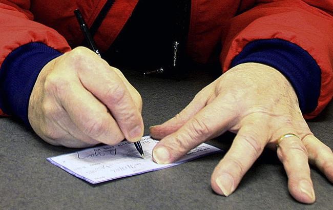 Millennial Money: Stop using paper checks, already | iNFOnews.ca