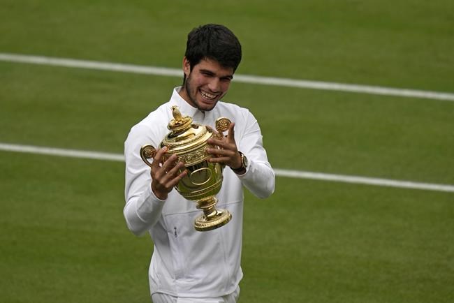 Carlos Alcaraz beats Novak Djokovic in 5 sets to win Wimbledon for a second Grand Slam trophy | iNFOnews.ca