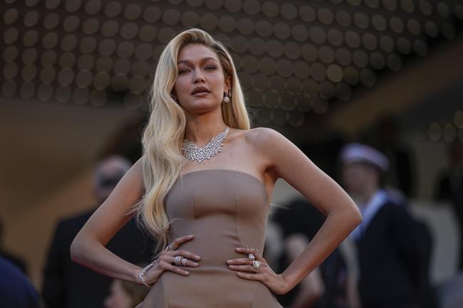 American model Gigi Hadid and friend don't let marijuana arrest spoil Cayman Islands vacation | iNFOnews.ca American model Gigi Hadid and friend don't let marijuana arrest spoil Cayman Islands vacation | iNFOnews.ca