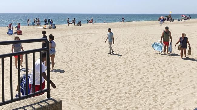 Beach closures because of contamination prevent sunbathers from taking a dip to beat the heat | iNFOnews.ca Beach closures because of contamination prevent sunbathers from taking a dip to beat the heat | iNFOnews.ca