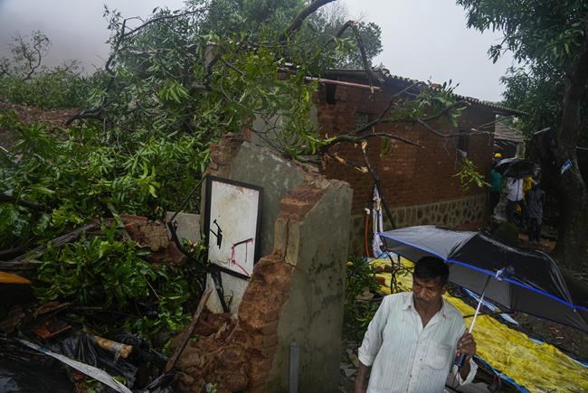 Landslide triggered by heavy rains kills 10 and traps many others in western India | iNFOnews.ca Landslide triggered by heavy rains kills 10 and traps many others in western India | iNFOnews.ca