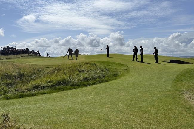 Environmental activists briefly disrupt British Open by dumping orange powder beside 17th green | iNFOnews.ca