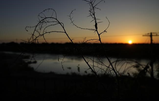 Texas is using disaster declarations to install buoys and razor wire on the US-Mexico border | iNFOnews.ca