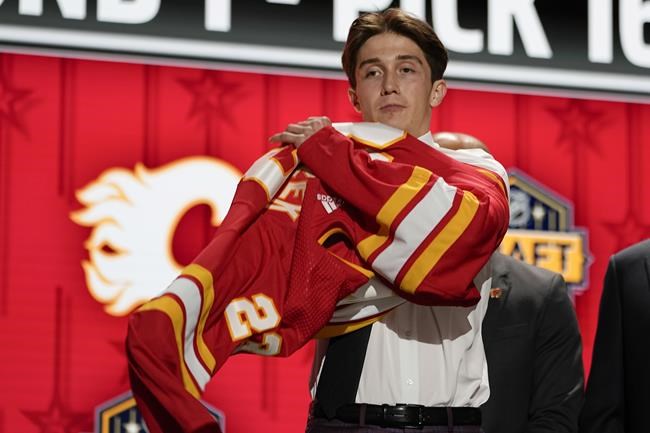 Flames sign first-round draft pick Samuel Honzek to entry-level contract | iNFOnews.ca