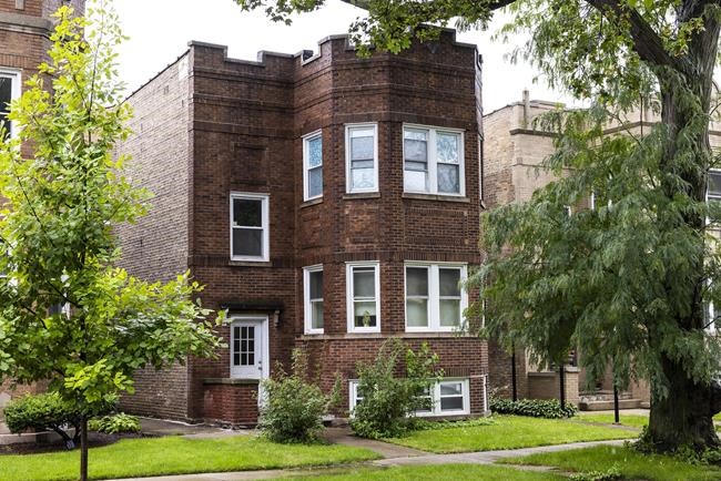Police searching apartment of Chicago man charged in man's killing find woman dead in refrigerator | iNFOnews.ca
