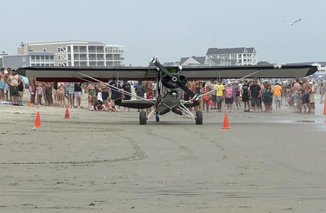 New Hampshire beachgoers witness small plane crash into surf, flip in water | iNFOnews.ca