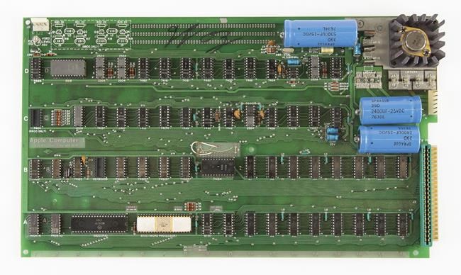 Vintage computer that helped launch the Apple empire is being sold at auction | iNFOnews.ca