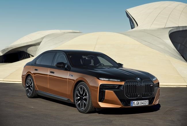 Edmunds: 2023 Mercedes-Benz EQS vs. 2023 BMW i7 | iNFOnews.ca
