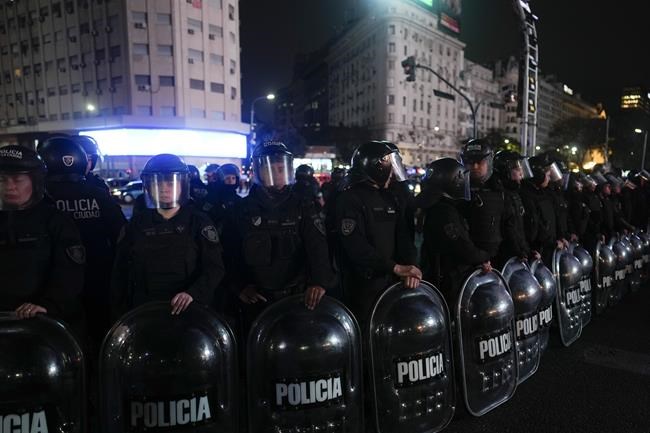 Protester in Argentina dies of heart attack apparently suffered while being detained by police | iNFOnews.ca Protester in Argentina dies of heart attack apparently suffered while being detained by police | iNFOnews.ca