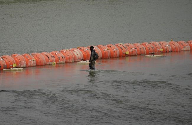 Texas moves large floating barrier on US-Mexico border closer to American soil | iNFOnews.ca Texas moves large floating barrier on US-Mexico border closer to American soil | iNFOnews.ca
