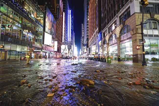 127-year-old water main gives way under NYC's Times Square, flooding streets, subways | iNFOnews.ca