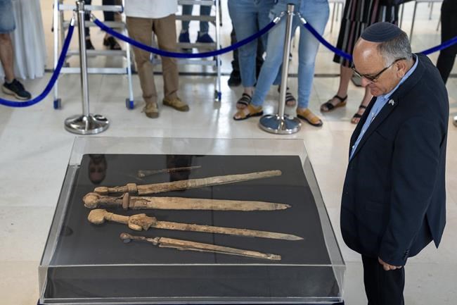 4 exceptionally preserved Roman swords discovered in a Dead Sea cave in Israel | iNFOnews.ca
