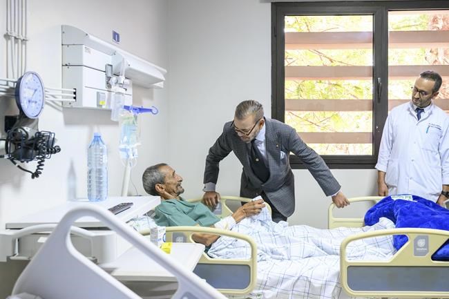 King of Morocco visits earthquake patients at Marrakech, kissing one on head and donating blood | iNFOnews.ca King of Morocco visits earthquake patients at Marrakech, kissing one on head and donating blood | iNFOnews.ca