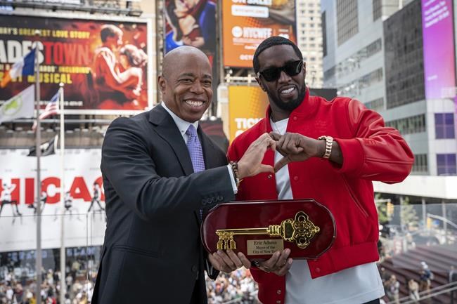 New York City mayor gives Sean 'Diddy' Combs a key to the city during a ceremony in Times Square | iNFOnews.ca