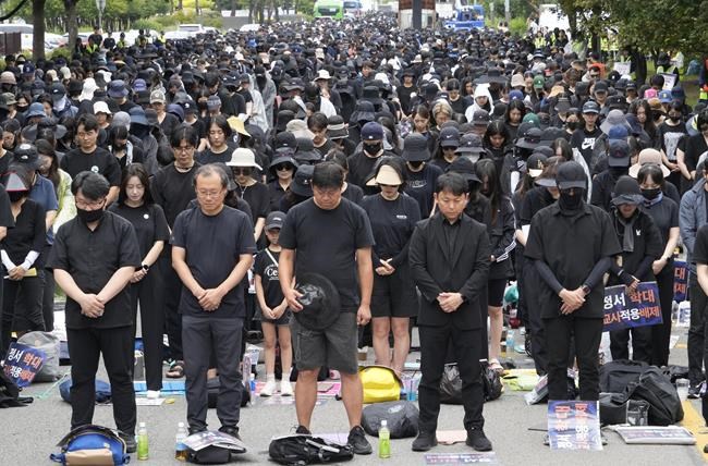 Thousands of South Korean teachers are rallying for new laws to protect them from abusive parents | iNFOnews.ca Thousands of South Korean teachers are rallying for new laws to protect them from abusive parents | iNFOnews.ca