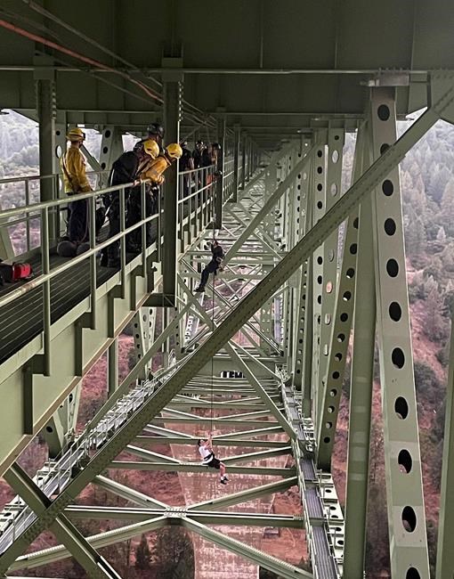 Teen rescued after stunt mishap leaves him dangling from California's tallest bridge | iNFOnews.ca