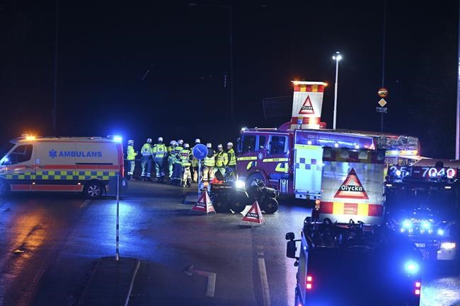 A landslide in Sweden causes a huge sinkhole on a highway and 3 are injured when cars crash | iNFOnews.ca