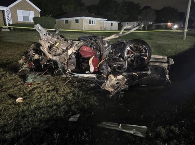 3 dead after sports car crashes in Indianapolis, minutes after police end pursuit | iNFOnews.ca