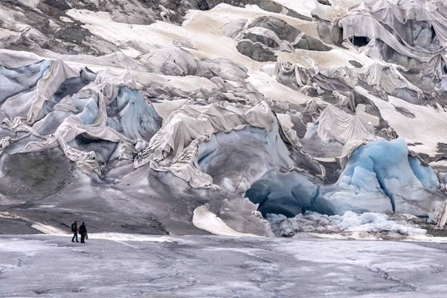 As thaw accelerates, Swiss glaciers have lost 10% of their volume in the past 2 years, experts say | iNFOnews.ca