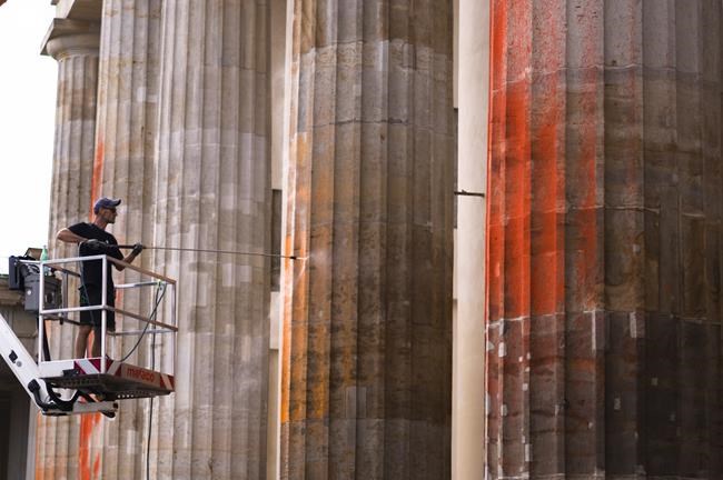Cleanup of Berlin's Brandenburg Gate after climate protest to be longer and more expensive | iNFOnews.ca